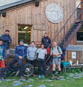 Les agents de la Communauté de Communes et de la Réserve Naturelle face au refuge Alfred Wills, après une nuit de repos.