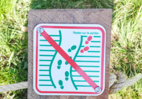 Signalétique posée sur chaque petit poteau en bois