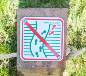 Signalétique posée sur chaque petit poteau en bois
