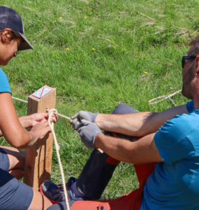 Installation de la cordelette entre chaque poteau en bois